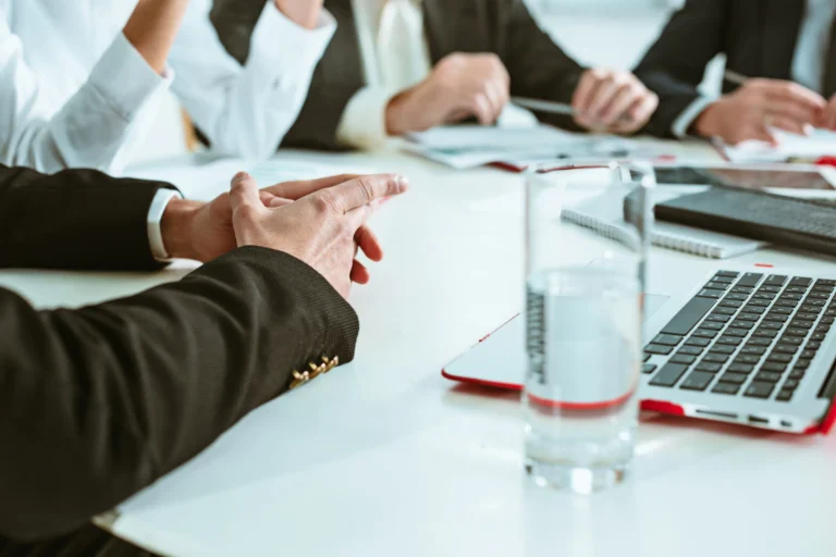 Como a ação concede ao acionista o direito ao voto nas empresas 7 acionistas votando em reuniao corporativa