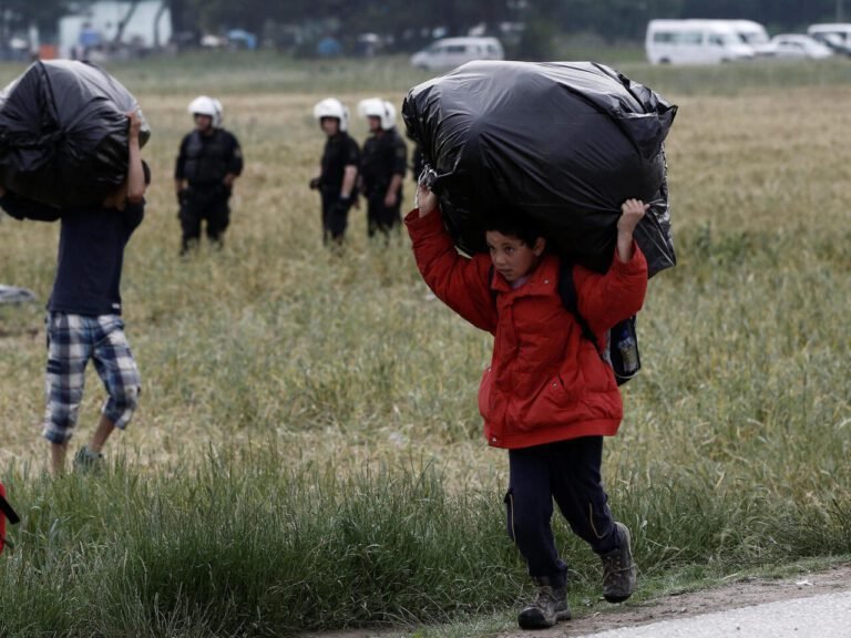 agricultores protestando em um campo vasto