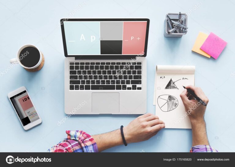 Como Criar um Curriculum Vitae Para Preencher em Word de Forma Simples 4 alguem escrevendo em um laptop aberto