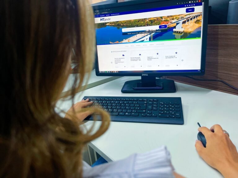 alguem usando um computador para cancelar matricula