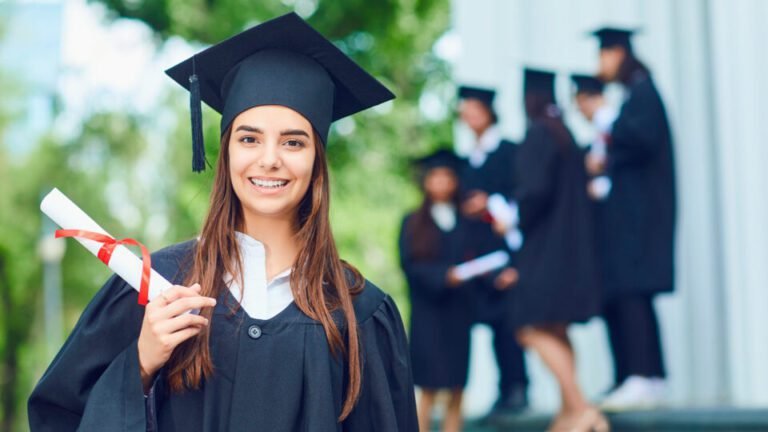 aluno feliz se inscrevendo na faculdade