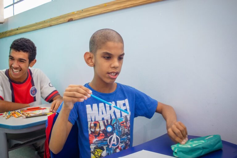 Como Fazer a Adaptação de Materiais e Avaliações na Educação 25 alunos colaborando com materiais adaptados