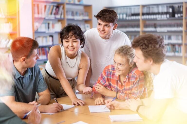 alunos discutindo opcoes em uma biblioteca