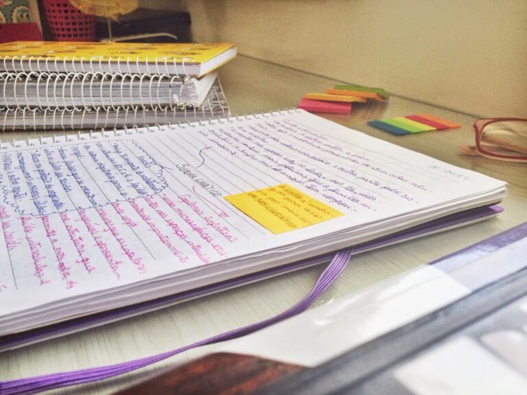 Quais são as melhores provas do ENEM para estudar e se preparar 22 alunos estudando com livros e cadernos 1