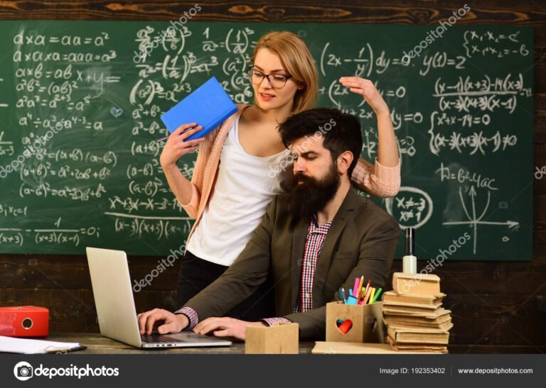 alunos estudando online com satisfacao