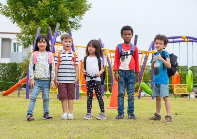 alunos jogando em campo diversificado