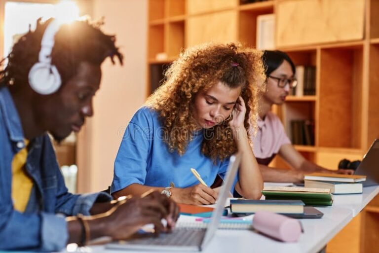 alunos pesquisando em biblioteca