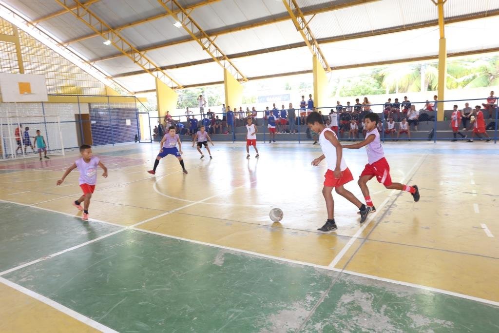 Qual é a Importância da Educação Física nas Escolas para os Alunos 1 alunos praticando esportes em ambiente escolar