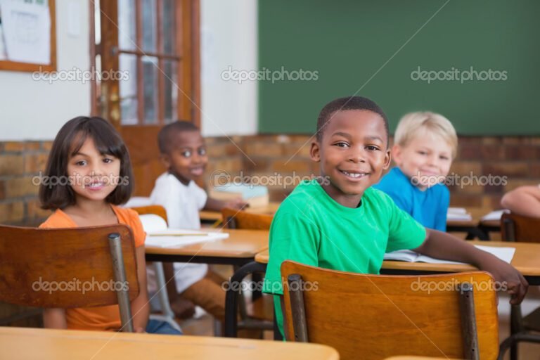 alunos sorrindo em uma sala de aula