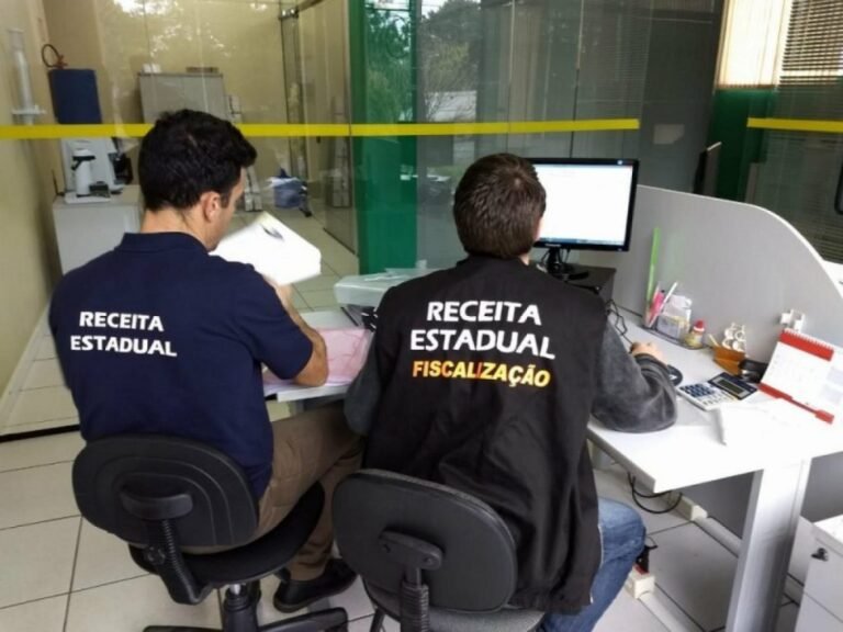 analista tributario em acao em escritorio