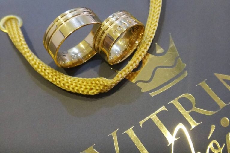 aneis de formatura em uma bela vitrine