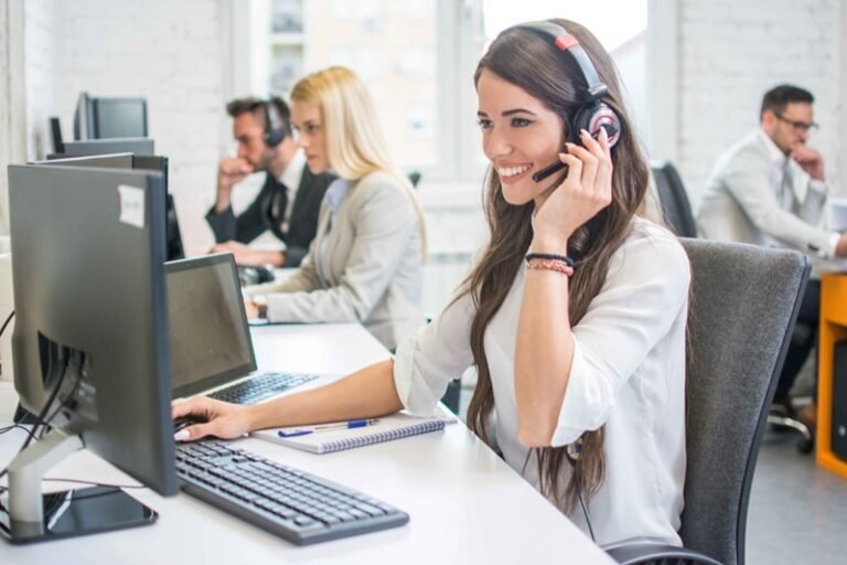 Como Falar com a Claro para Resolver Problemas ou Dúvidas 15 atendente de call center ajudando cliente