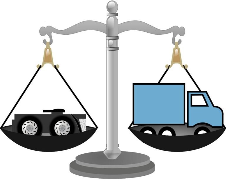 balanca com diferentes pesos em cada lado