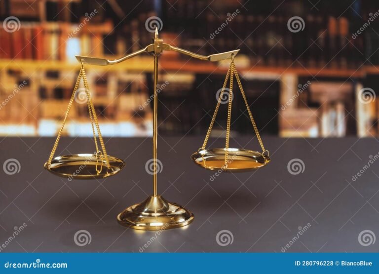 balanca de justica com simbolos de integridade