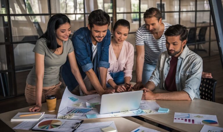 Como Funciona o Balcão de Empregos em São José do Rio Preto 8 balcao de empregos com pessoas interagindo