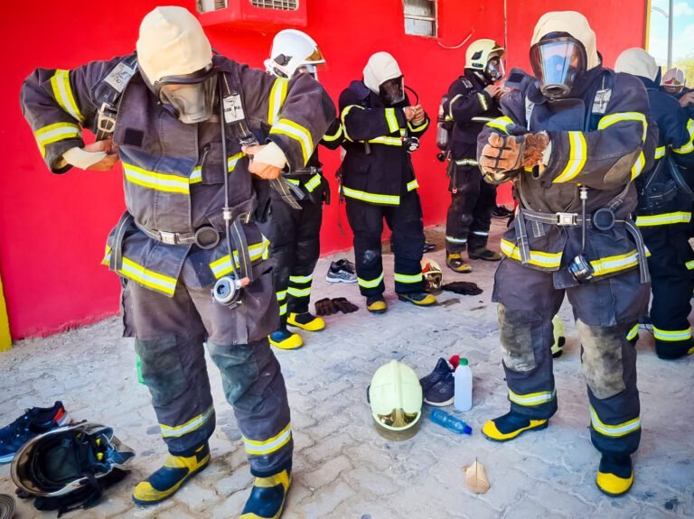 Como escolher o melhor curso preparatório presencial para oficial do bombeiro RJ 18 bombeiros em treinamento em ambiente urbano