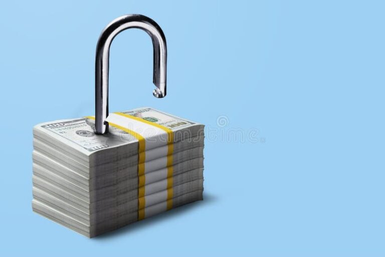 cadeado aberto sobre pilhas de dinheiro