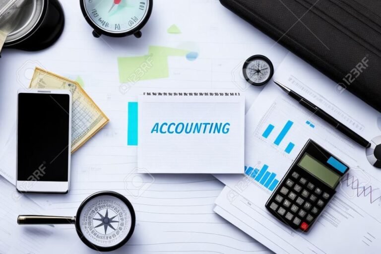 calculadora e relogio sobre uma mesa