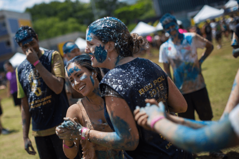 O Que Significa Ser Calouro ao Entrar na Faculdade 26 calouros sorrindo em um campus universitario