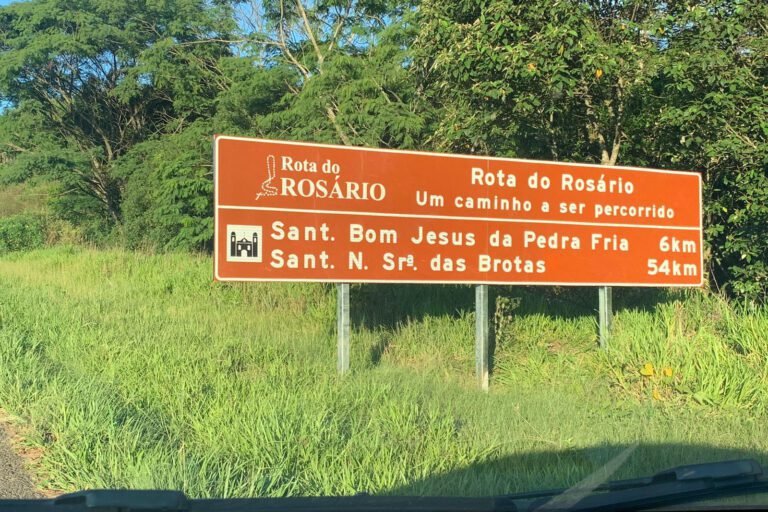 caminho rural com placas de direcao