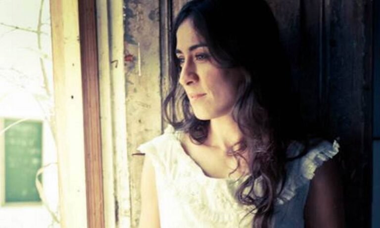 caminho sinuoso levando a um destino iluminado