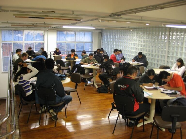 campus da fatec com alunos estudando