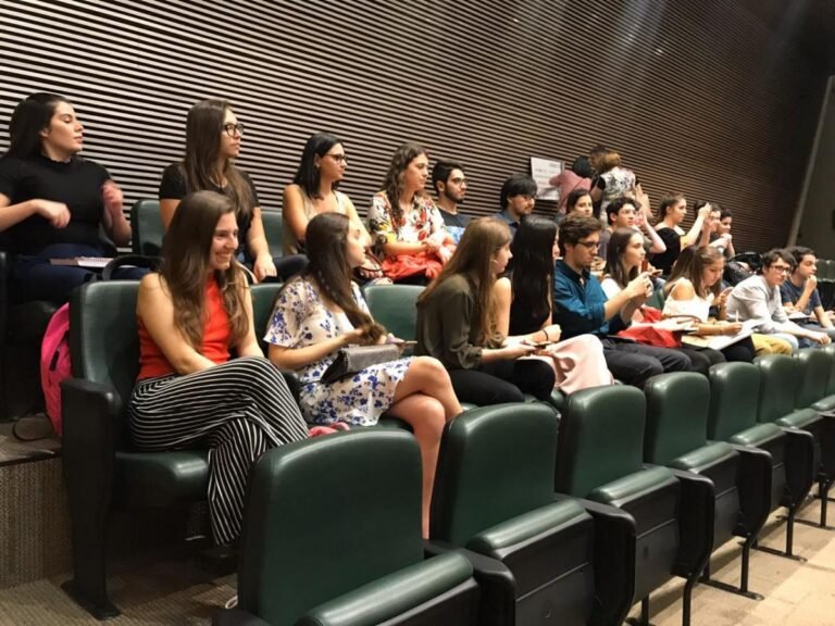 campus da puc sp com alunos estudando