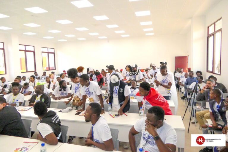 O que você precisa saber sobre a UNIC Universidade de Cuiabá em MT 28 campus da unic com alunos interagindo