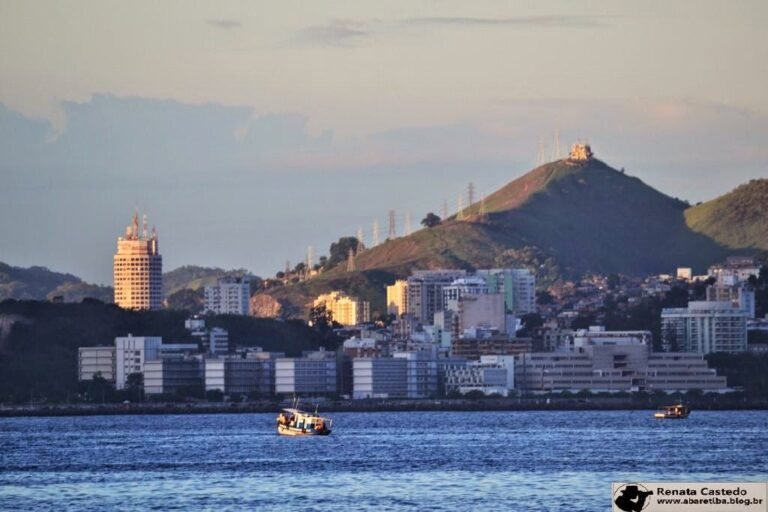 Quais são os cursos e vantagens da Pontifícia Universidade Católica de Minas Gerais 7 campus moderno da puc minas ao entardecer