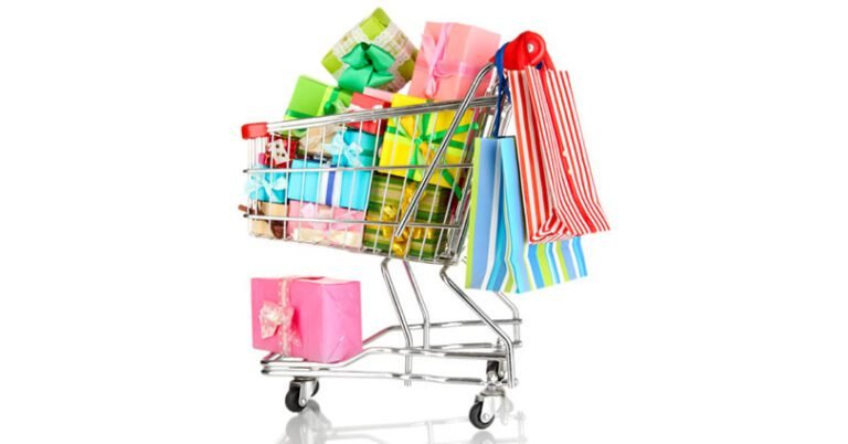 carrinho de compras cheio com etiquetas de preco