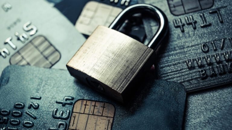 cartao de credito com cadeado e multa