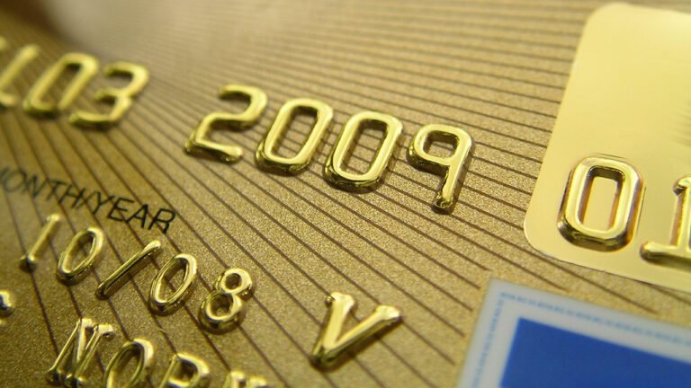 cartao de credito com data de validade destacada