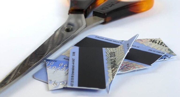 cartao de credito cortado ao meio