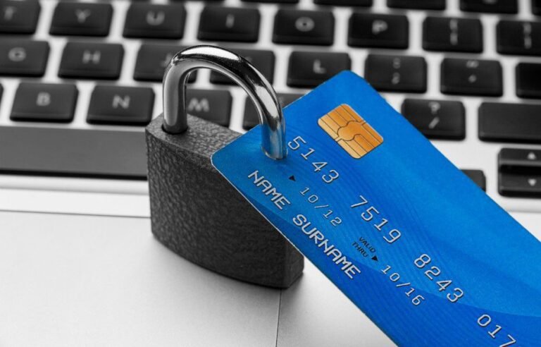 cartao de credito em seguranca com cadeado