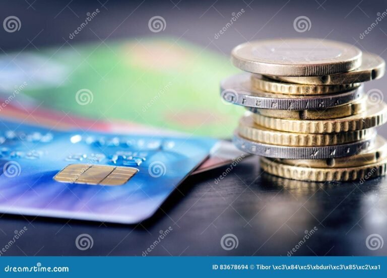 cartao de credito sobre fundo de moeda