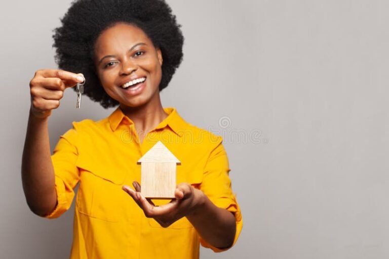 Quem Tem FIES Pode Usar Para Financiar a Casa Própria 17 casa com chaves em maos e felicidade