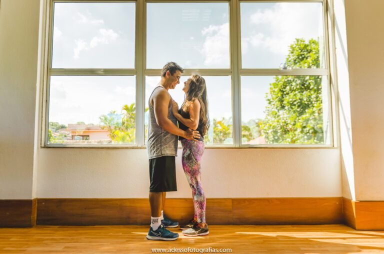 casal apaixonado em ambiente academico