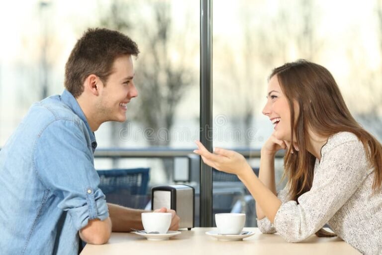 casal conversando em um cafe descontraido