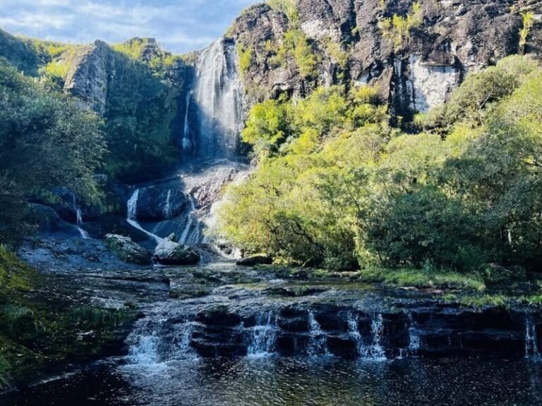 cascata entre montanhas verdes em sao jose