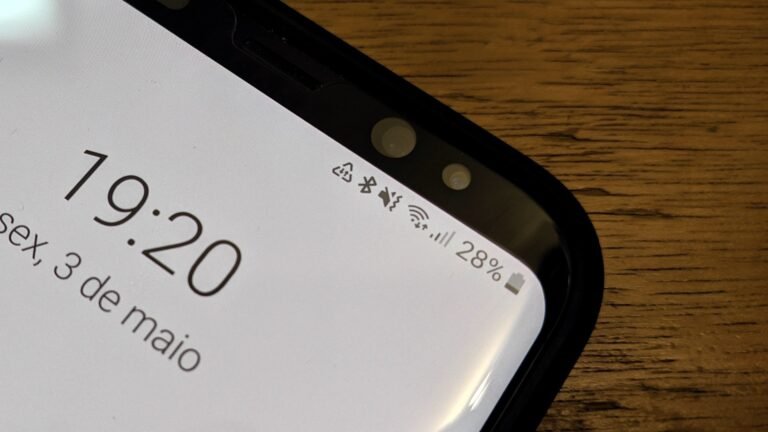 celular com icone de mensagem e sinal fraco