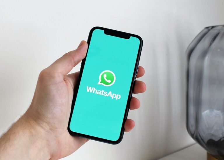 celular com icone do whatsapp aberto