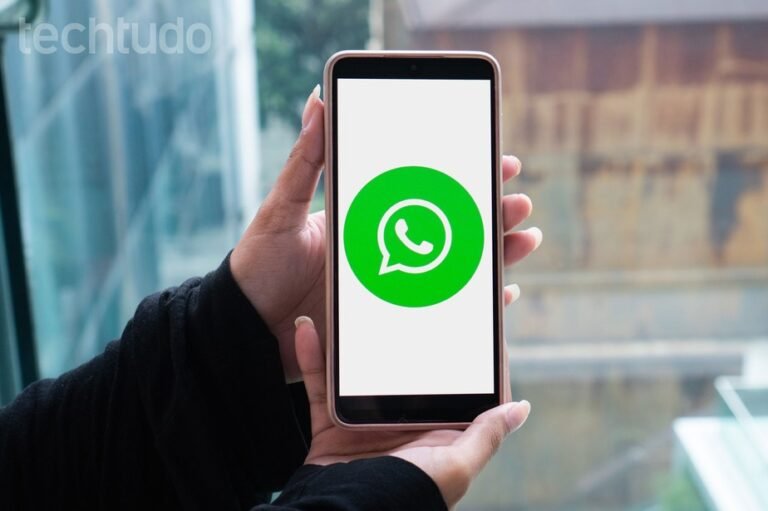 celular com icone do whatsapp destacado