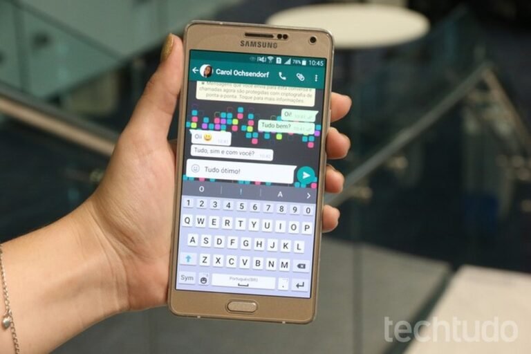 celular exibindo mensagens no whatsapp