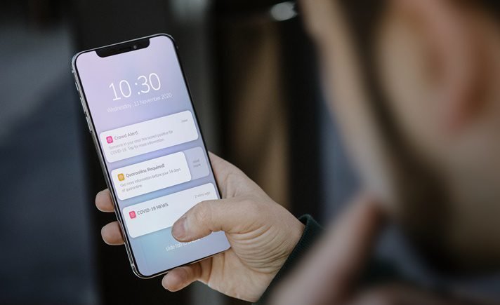 celular recebendo notificacoes de pagamento