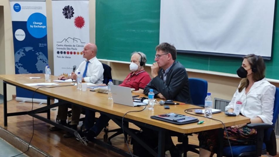 Como Ocorre a Divulgação das Investigações Científicas na Prática