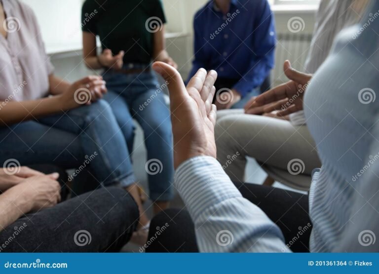 circulo de pessoas debatendo ideias