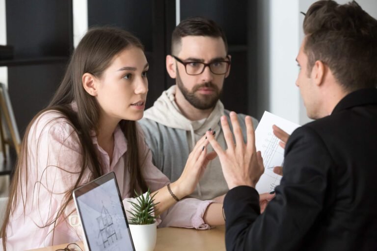 cliente insatisfeito no balcao da loja