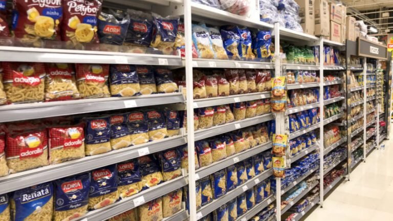 comparacao de chips e snacks em prateleira
