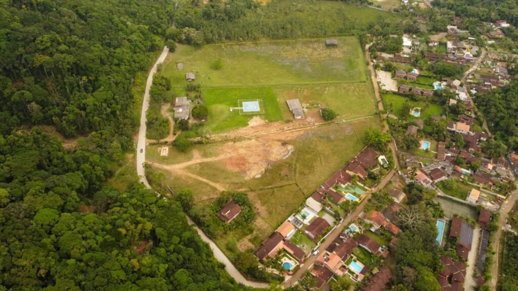 Como funciona a permuta de terreno por unidades futuras na construção 1 construcao com terrenos e unidades em destaque