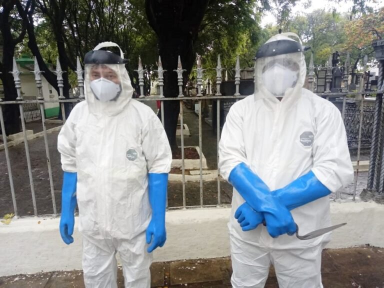 Qual é o Nome da Profissão que Trabalha com Mortos 16 coveiro em trabalho no cemiterio